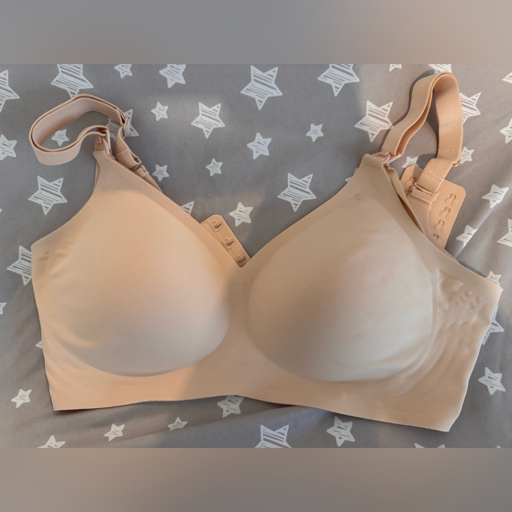 Seamless breastfeeding bra